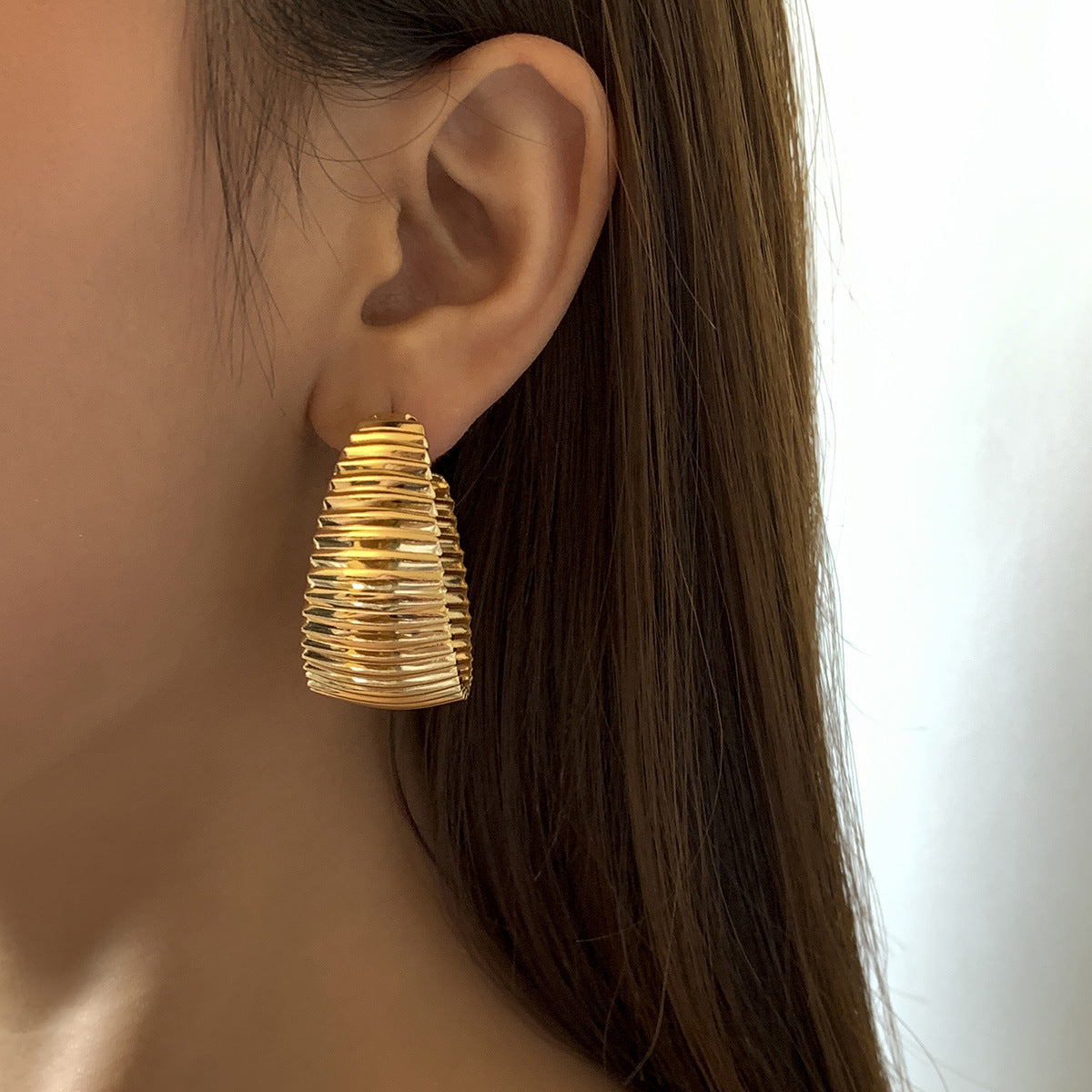 Chic Punk Metal Stripe C-Shaped Earrings in Geometric Design | ULZZANG BELLA