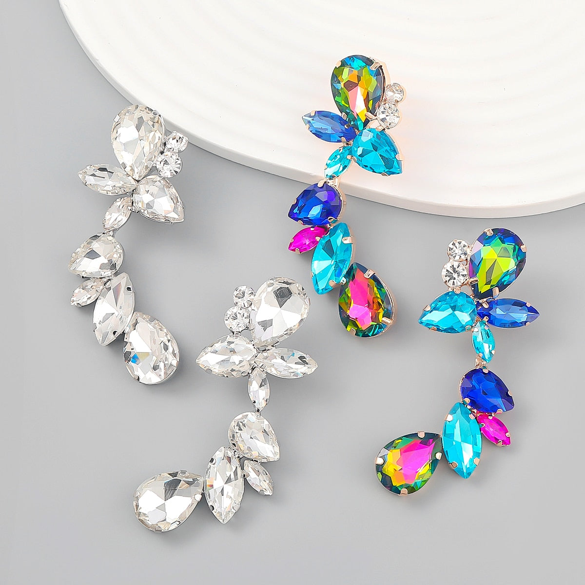 Discover athé's Floral Dangle Rhinestone Earrings, a South Korean masterpiece of exquisite craftsmanship and elegance, perfect for elevating your sophisticated style.