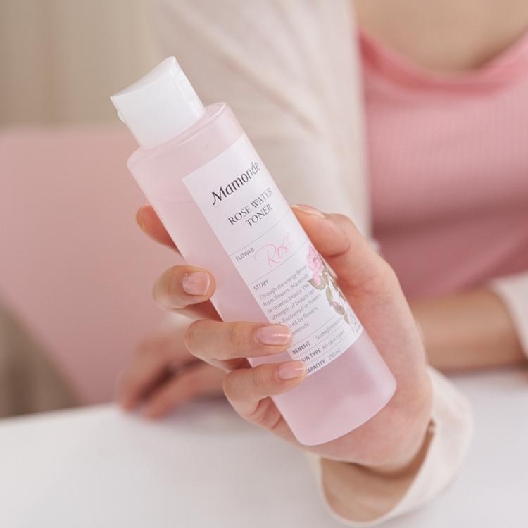 Tonique hydratant à l'eau de rose avec 90,97 % d'extrait de rose (250 ml) | Mamonde