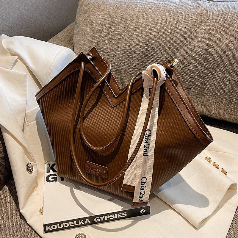 Chic Heart-Shaped PU Tote Bag – Versatile Commuter Style in Elegant Colours | ULZZANG BELLA