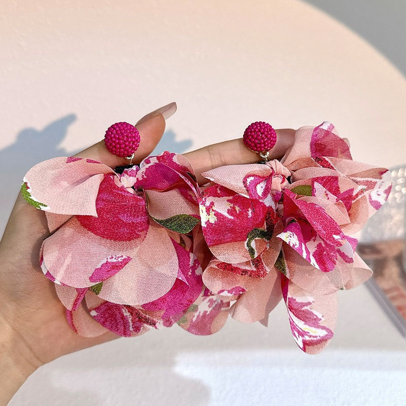 Experience the exquisite craftsmanship of athé's luxury beauty collection, expertly formulated in South Korea to elevate your elegance and allure.