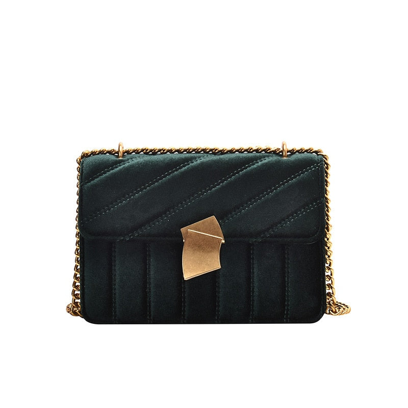 Discover athé's Luxurious Vintage Velvet Chain Evening Clutch, a masterpiece of South Korean craftsmanship that embodies timeless elegance and sophisticated allure.