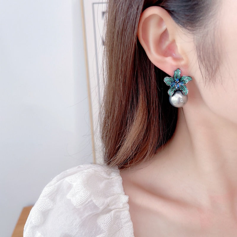 Discover athé's Luxe Gun Black Pearl Lily Earrings, meticulously crafted in South Korea with durable copper and zircon inlay, embodying timeless elegance for the discerning individual.