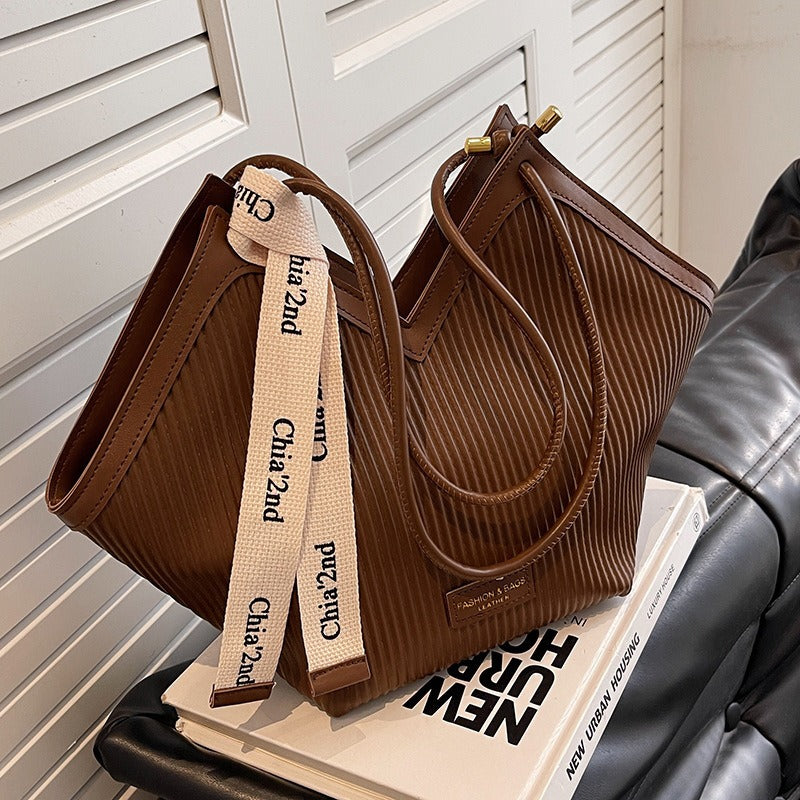 Chic Heart-Shaped PU Tote Bag – Versatile Commuter Style in Elegant Colours | ULZZANG BELLA