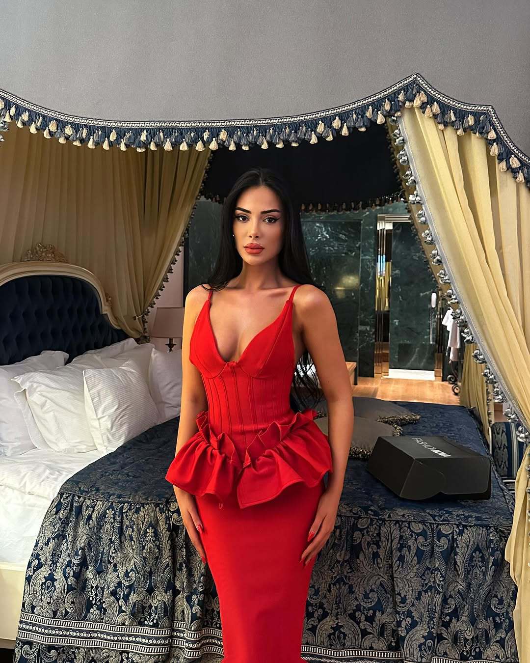 Robe de soirée élégante rouge à col en V et ourlet à volants, dos nu | ULZZANG BELLA