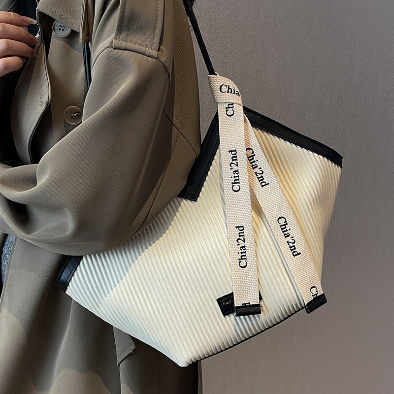 Chic Heart-Shaped PU Tote Bag – Versatile Commuter Style in Elegant Colours | ULZZANG BELLA
