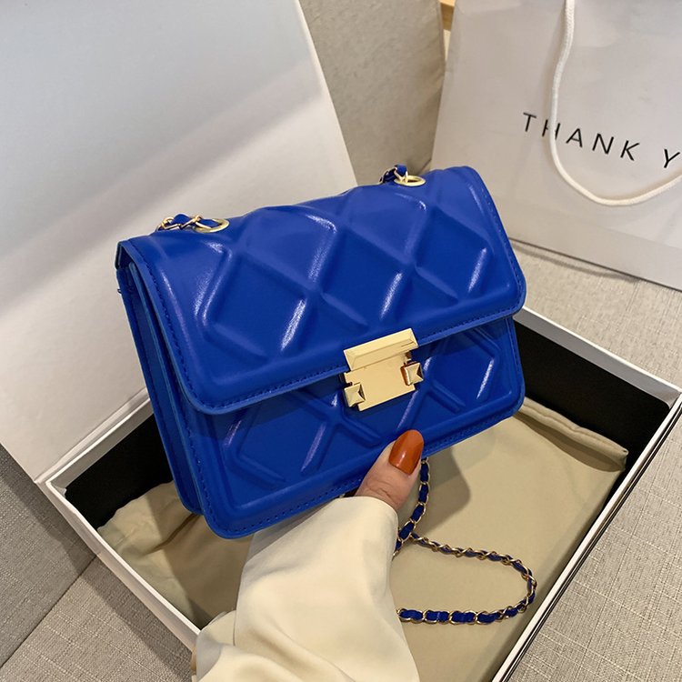 Discover athé's exquisite luxury beauty collection, crafted in South Korea with premium ingredients, embodying elegance and allure for the discerning individual.