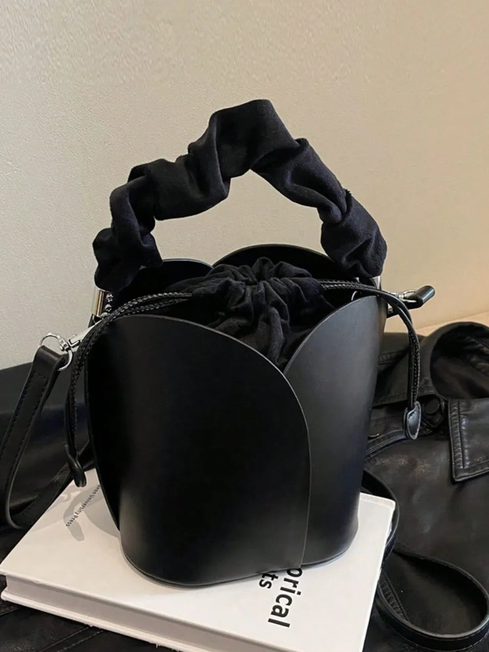 Elegante borsa a secchiello con coulisse in pelle PU nera | ULZZANG BELLA