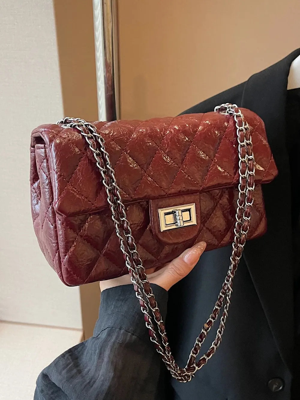 Rhombus Twist-Lock Crossbody Bag | ULZZANG BELLA