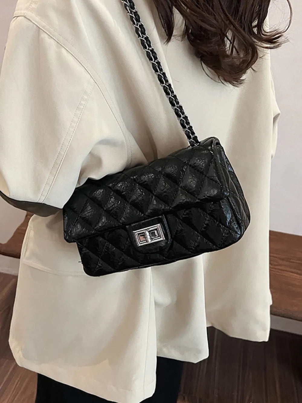 Rhombus Twist-Lock Crossbody Bag | ULZZANG BELLA