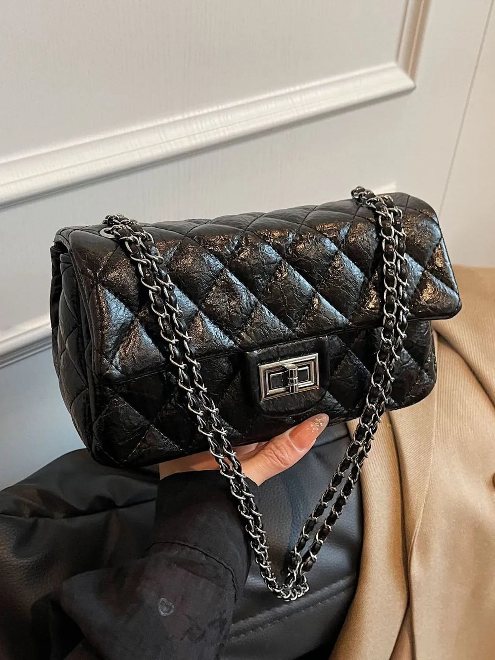 Rhombus Twist-Lock Crossbody Bag | ULZZANG BELLA