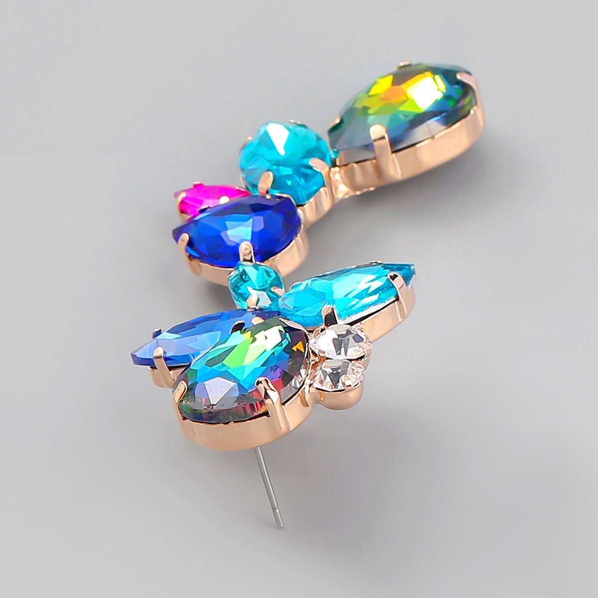 Discover athé's Floral Dangle Rhinestone Earrings, a South Korean masterpiece of exquisite craftsmanship and elegance, perfect for elevating your sophisticated style.