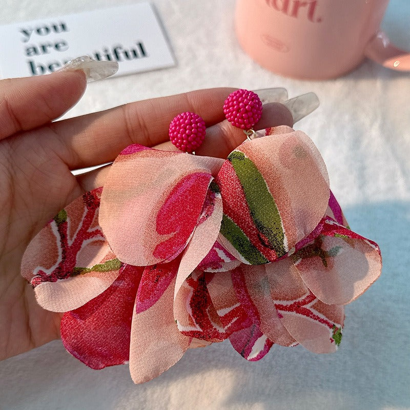 Discover the exquisite craftsmanship of athé, where luxurious formulations meet artisanal design in South Korea, elevating your beauty ritual with timeless elegance.