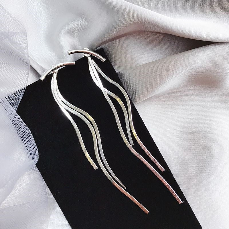 Serpentine Elegance: orecchini lunghi con nappe in metallo e osso di serpente | ULZZANG BELLA