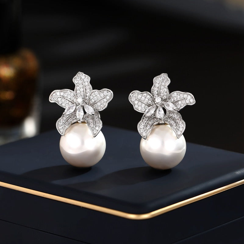 Discover athé's Luxe Gun Black Pearl Lily Earrings, meticulously crafted in South Korea with durable copper and zircon inlay, embodying timeless elegance and sophistication.