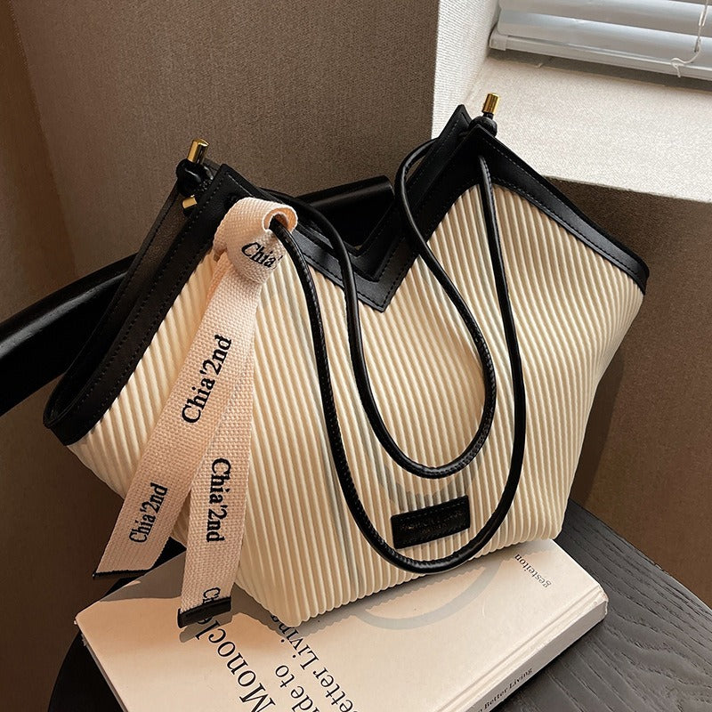 Chic Heart-Shaped PU Tote Bag – Versatile Commuter Style in Elegant Colours | ULZZANG BELLA