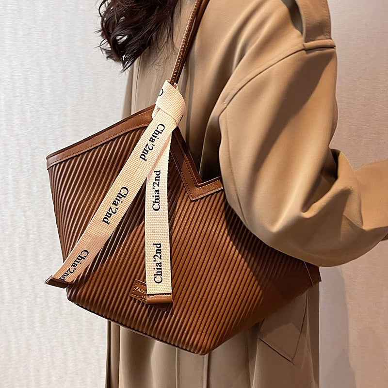 Chic Heart-Shaped PU Tote Bag – Versatile Commuter Style in Elegant Colours | ULZZANG BELLA